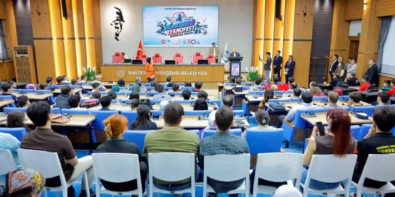 Kayseri TEKNOFEST takımları Başkan Büyükkılıç'la buluştu