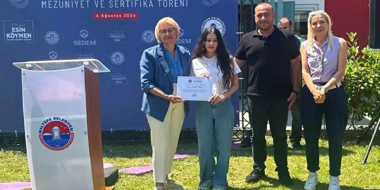 İstanbul Maltepe'de 'İçimdeki Sahne Atölyesi' katılımcıları belgelerini aldı