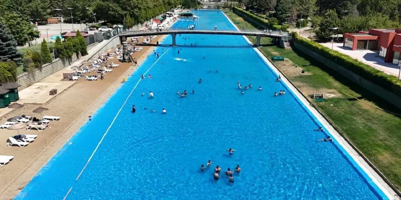 Eskişehir'de Kentpark Yapay Plajı yeni sezonda hizmete açıldı
