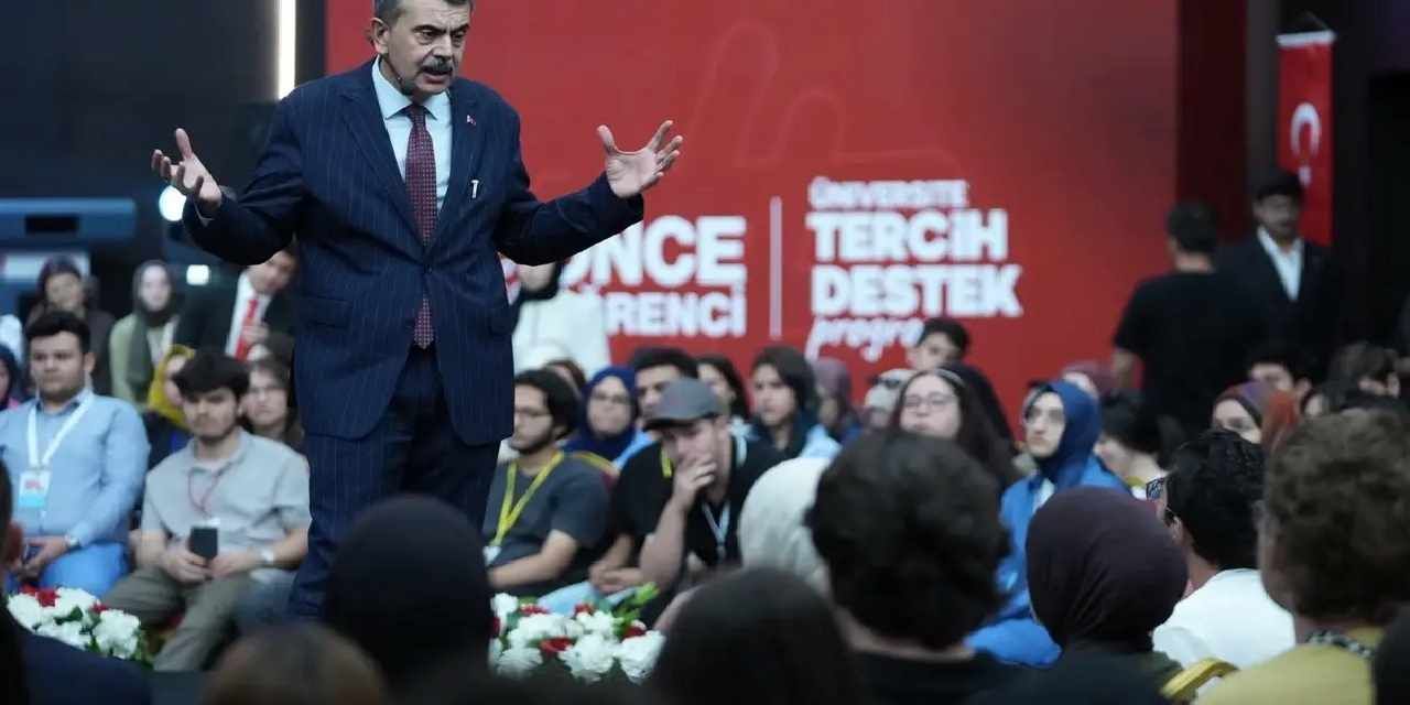 Bakan Tekin üniversite adaylarıyla tecrübe paylaştı