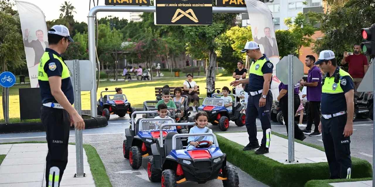 Mersin’de çocuklar trafik kurallarını öğreniyor
