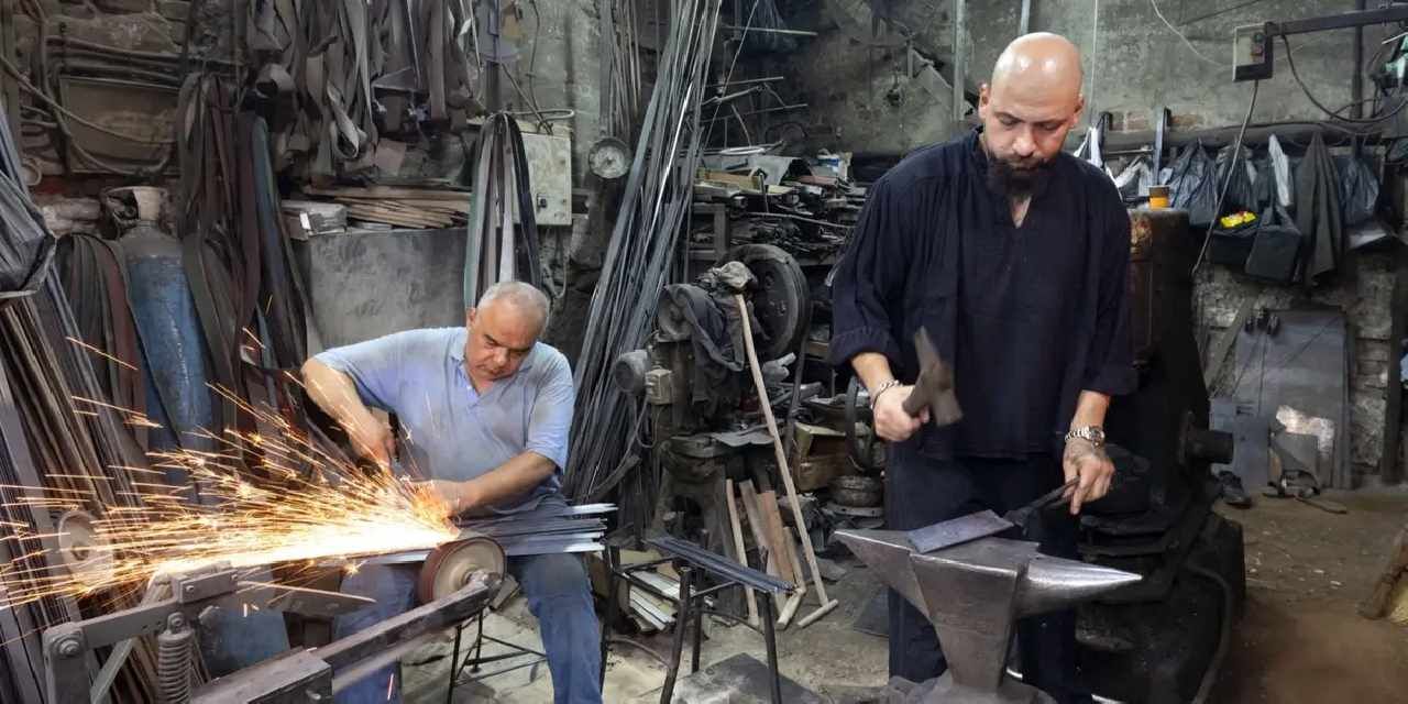 İzmir Kemeraltı’nın son ustaları direniyor... Çekiç sesleriyle yaşayan miras