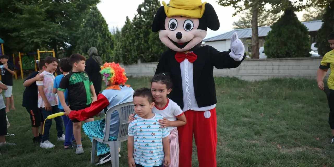 Sakarya'da 'Mutluluk Tırı' mahalle mahalle geziyor
