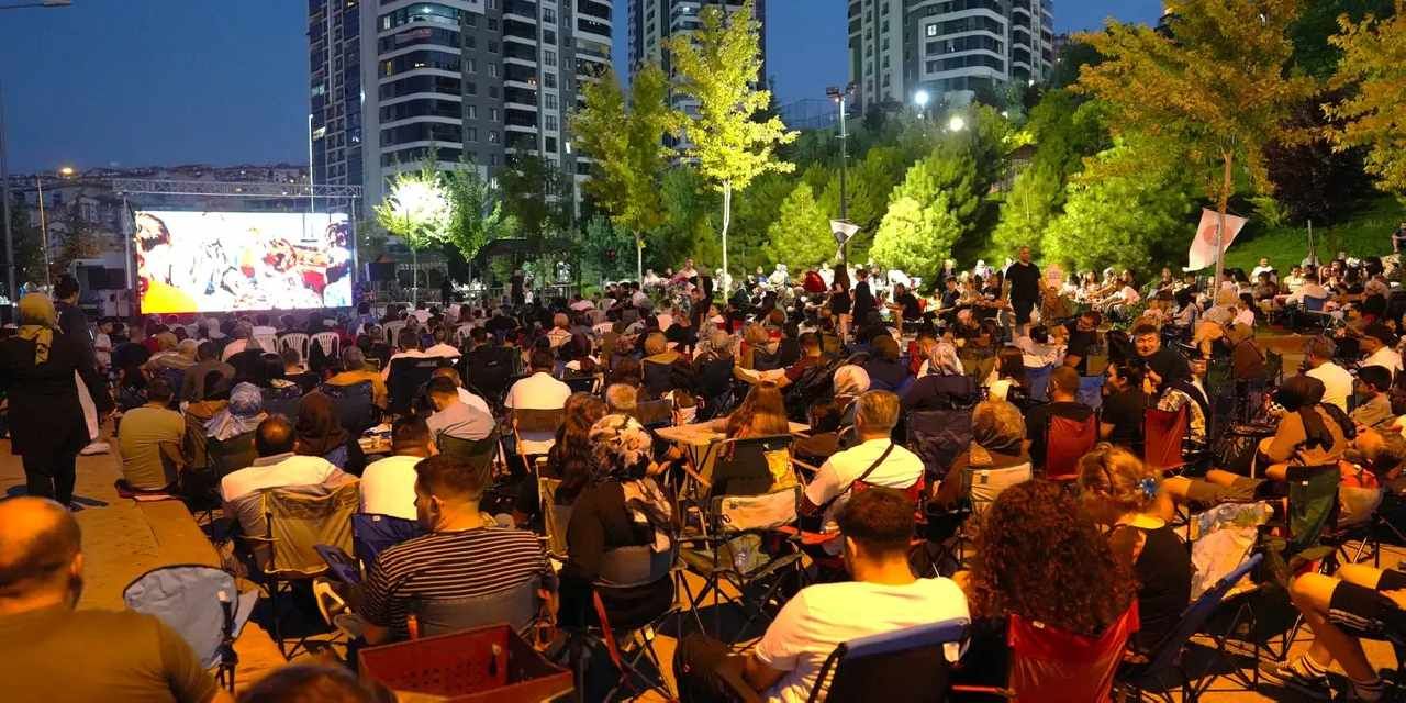 Ankara Keçiören'de açık hava sinema keyfi