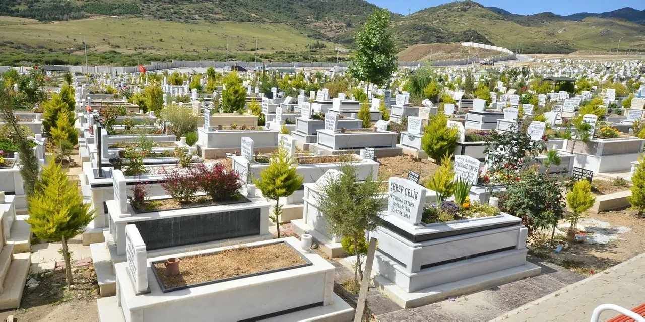 İzmir’de mezarlıklarda yeni dönem... Mezar yapımına standart geliyor