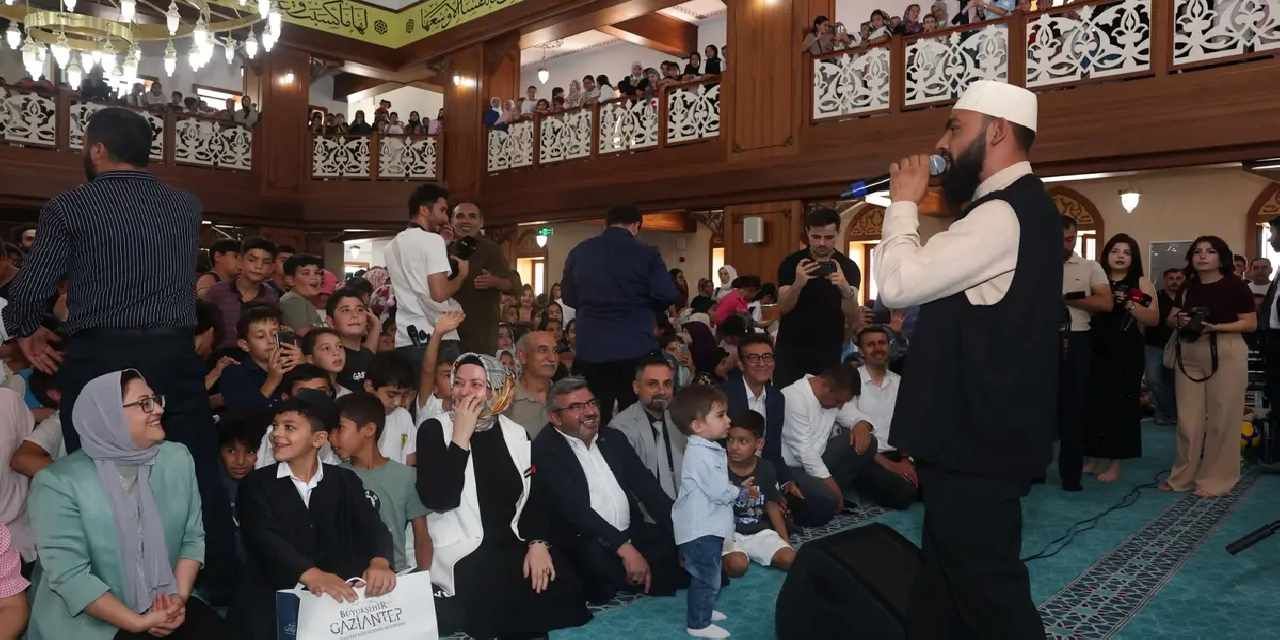 Gaziantep'te Celal Karatüre ilahileri çocuklarla söyledi