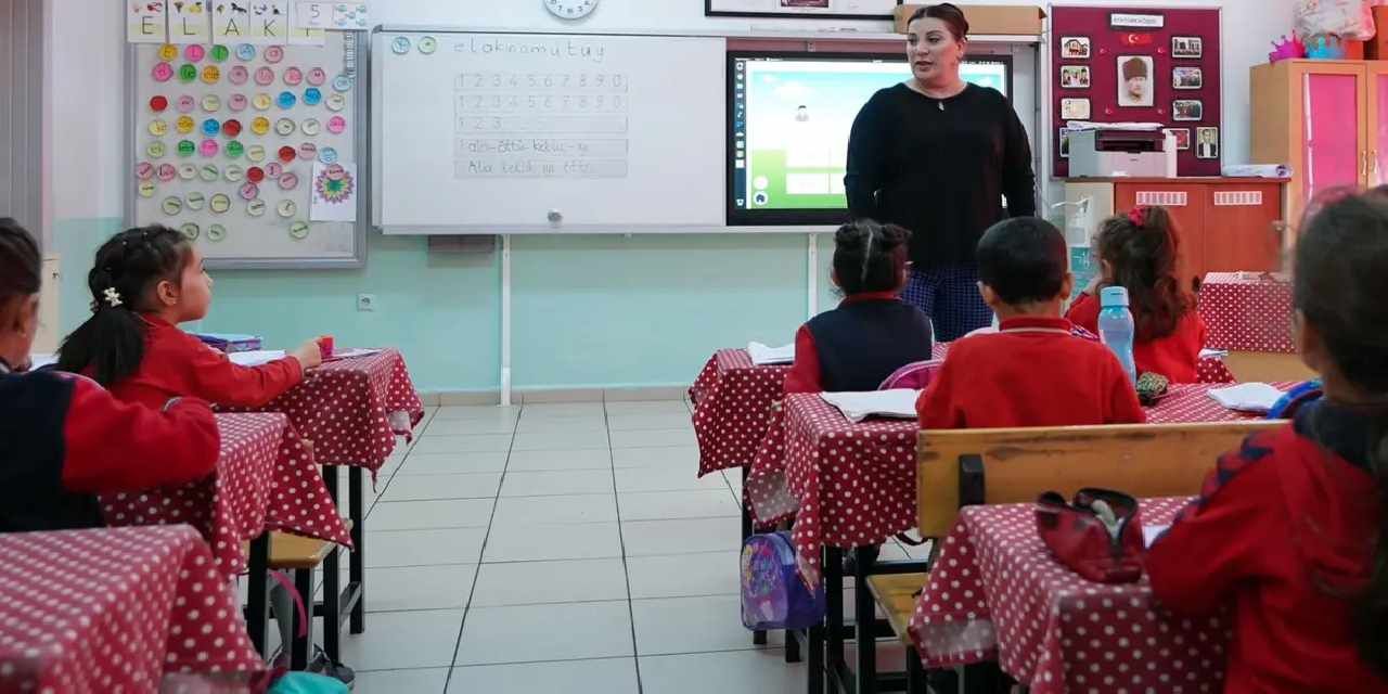 Sözleşmeli öğretmen eşlere il değişikliği müjdesi... Başvurular 12 Ağustos’ta başlıyor