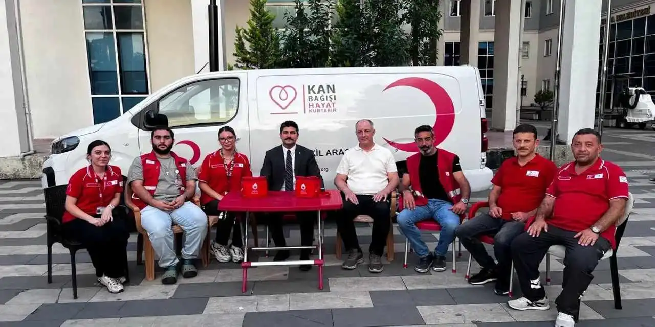 Hopa Kaymakamı Karakaya’dan kan bağışı aracına ziyaret