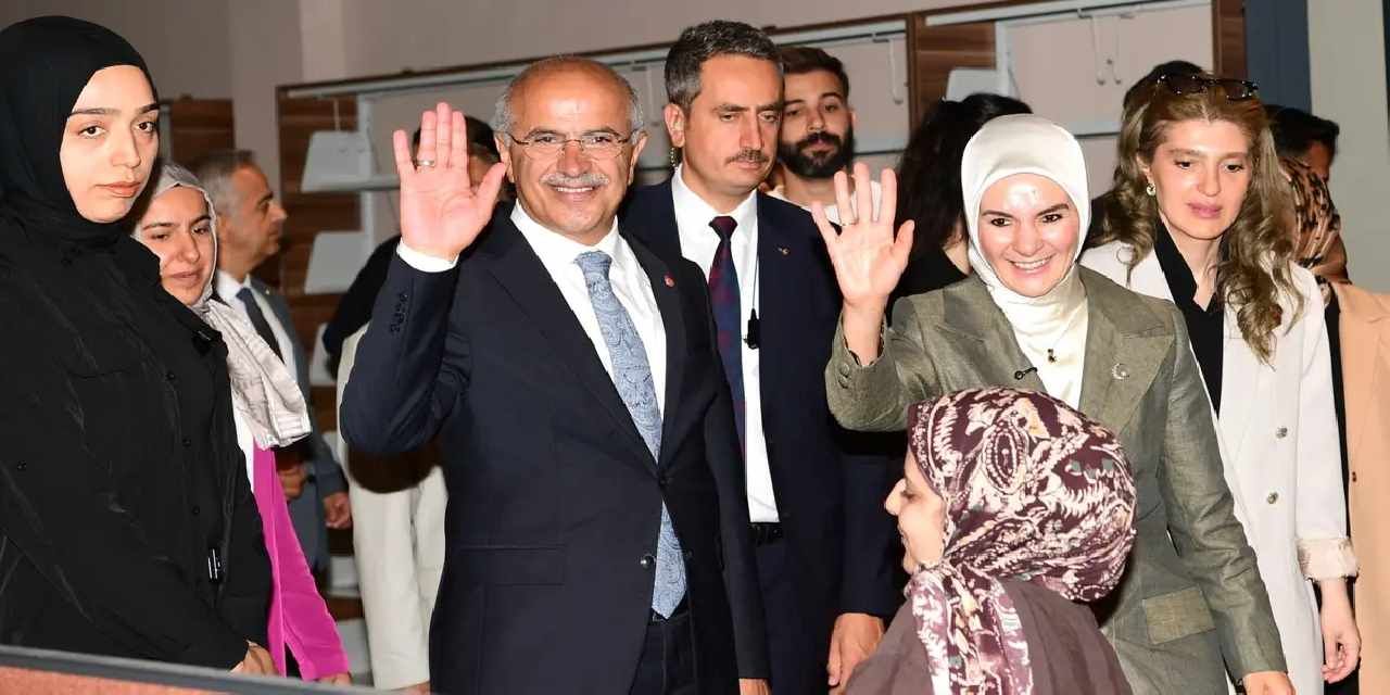Bakan Göktaş'tan Malatya Şehir Kütüphanesi'ne tam not