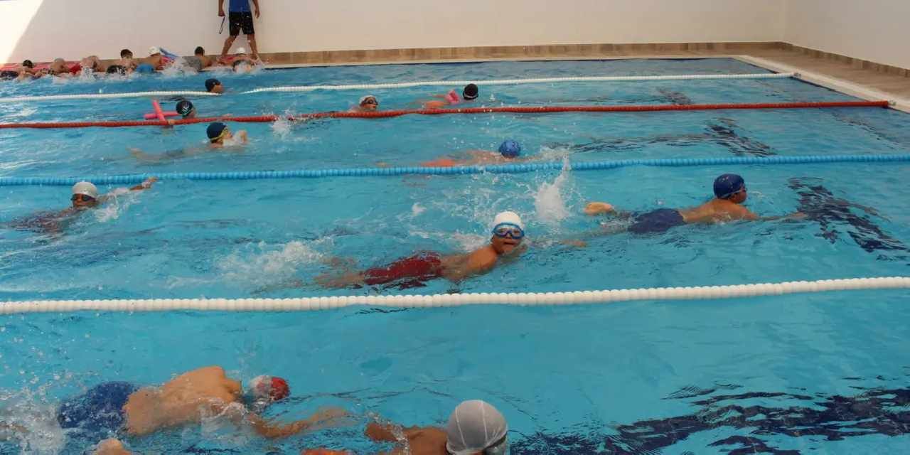 Antalya'da vatandaşlar eğitmenler eşliğinde yüzme öğreniyor