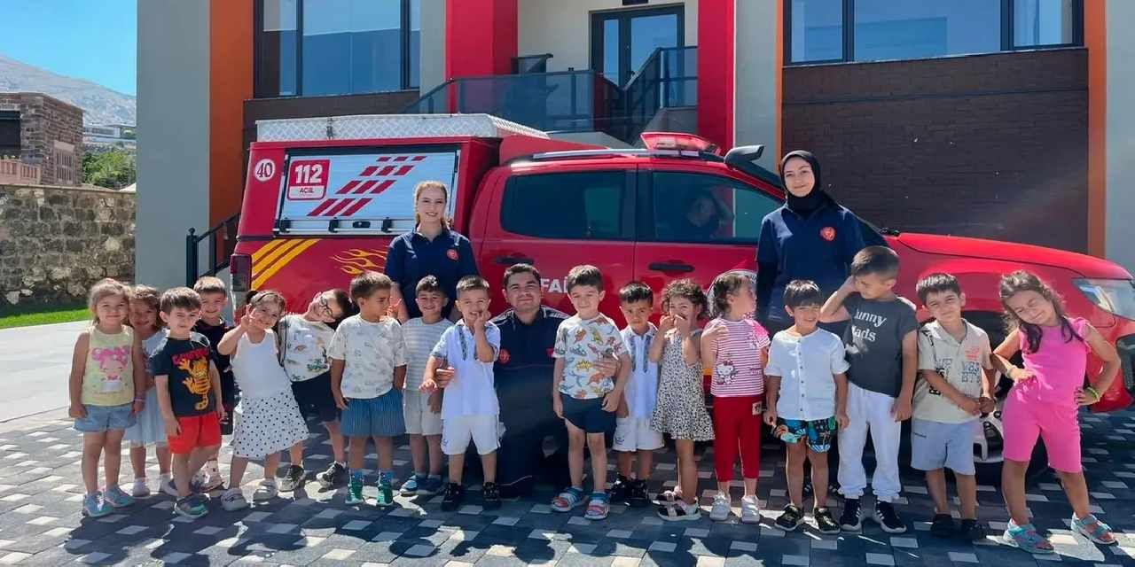 Kayseri İtfaiyesi'nden miniklere yangın eğitimi