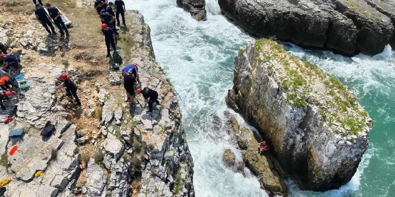 Kocaeli'de kayalıklarda mahsur kaldı, imdadına Büyükşehir İtfaiyesi yetişti