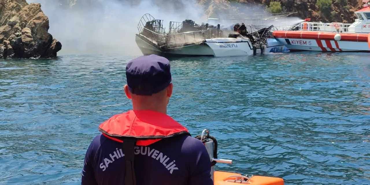 Fethiye’de gezinti teknesinde yangın! 115 kişi tahliye edildi