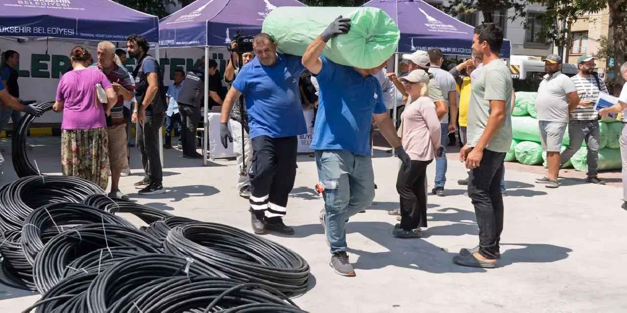İzmir Büyükşehir’den domates ve çilek üreticisine iklim zırhı