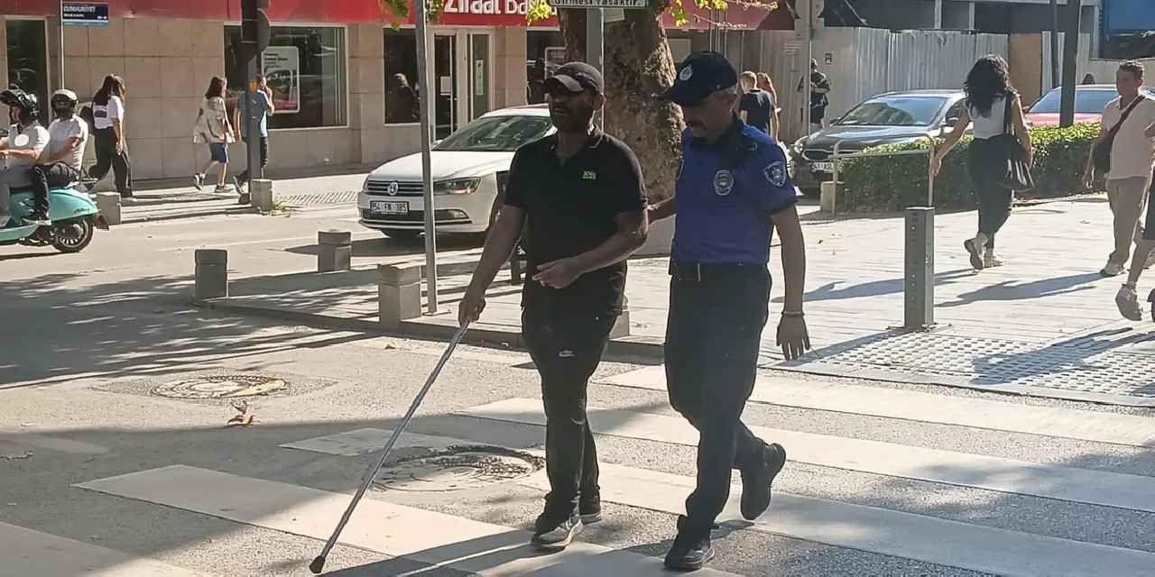 Görme engelli vatandaşa Kocaeli Zabıtası'ndan destek eli