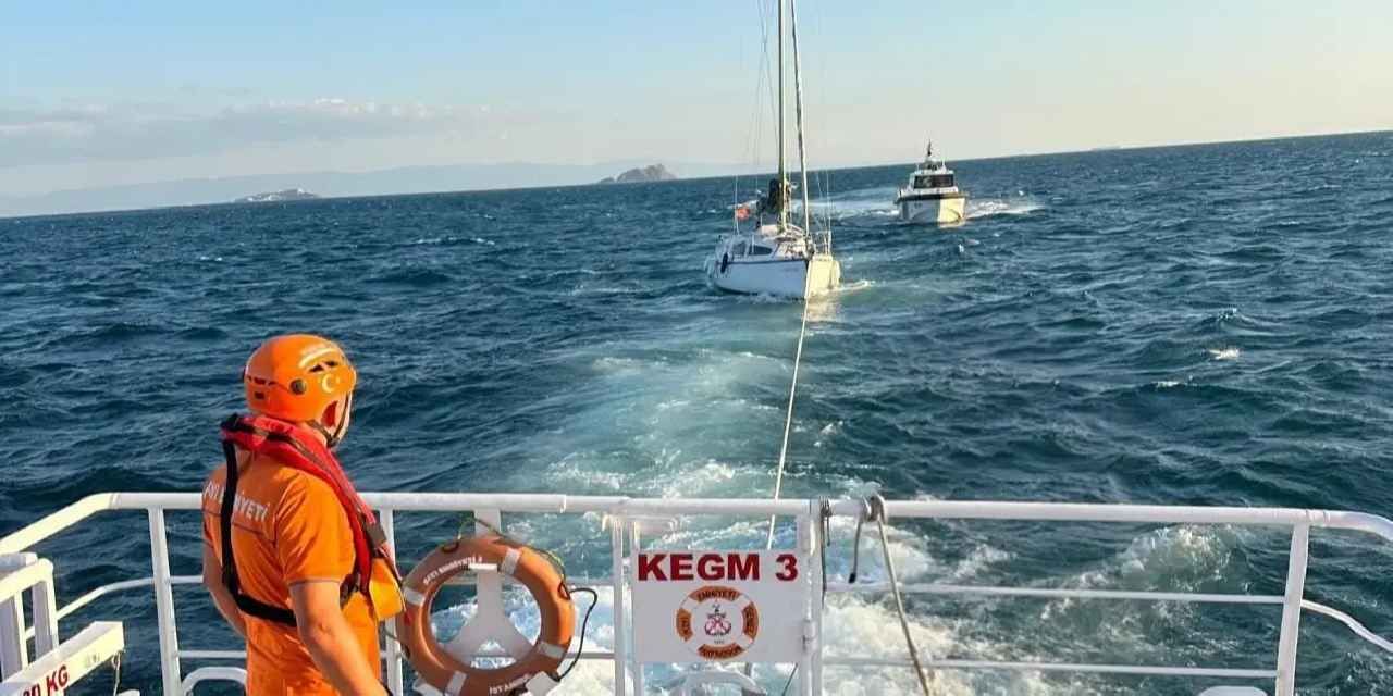 Moda açıklarında sürüklenen tekne kurtarıldı