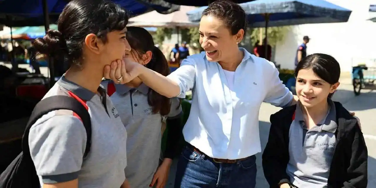 Efes Selçuk'tan öğrenciye destek, yerel esnafa nefes