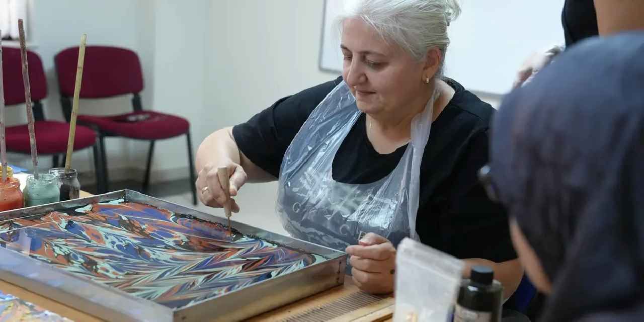 Ankara Keçiören’de şehit yakınlarına ebru sanatı workshopu