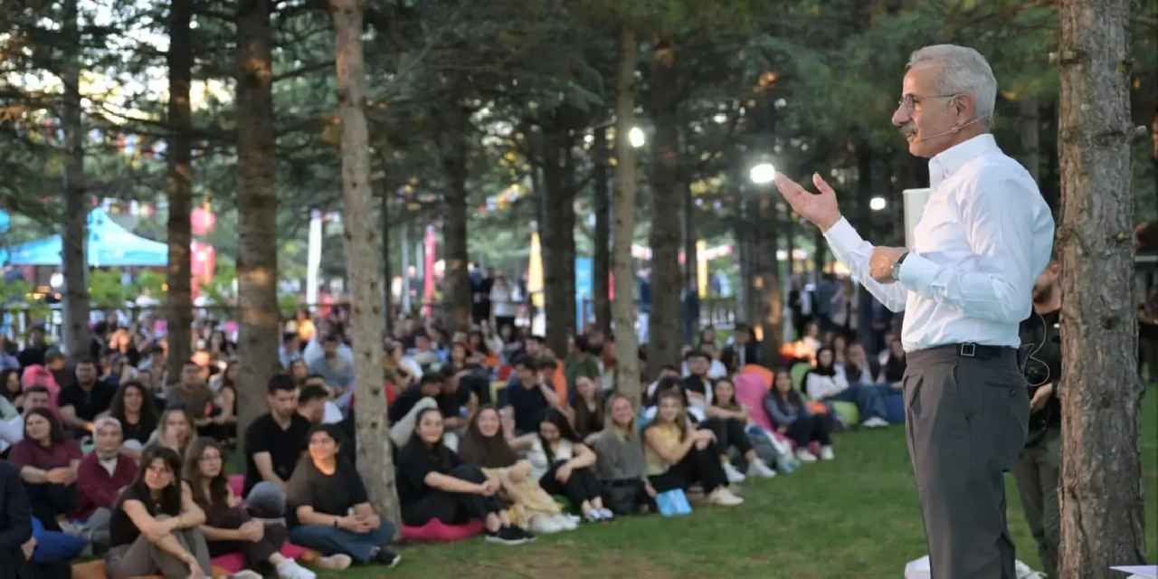Bakan Uraloğlu kariyer buluşmasında gençlerle buluştu