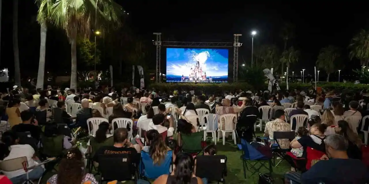 Mersin'de 'Yukarı Bak' filmiyle sahilde sinema keyfi