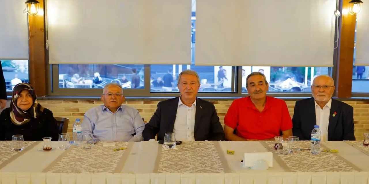 Kayseri protokolüö şehit aileleriye buluştu