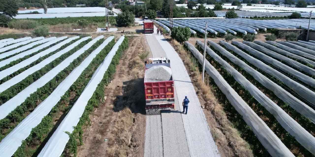 Manisa Sarıgöl’de hasat öncesi yollar yenileniyor