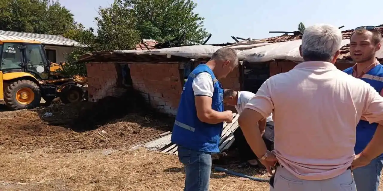 Muğla Ortaca'daki yangında 500 ot balyası zarar gören üreticiye destek