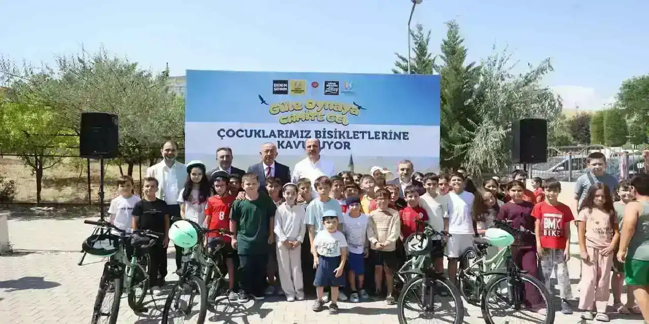 Konya’da çocuklara bisiklet sevinci