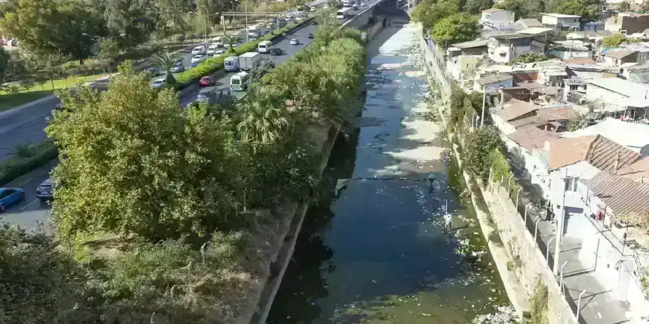 İzmir’de dereden körfeze kesintisiz temizlik