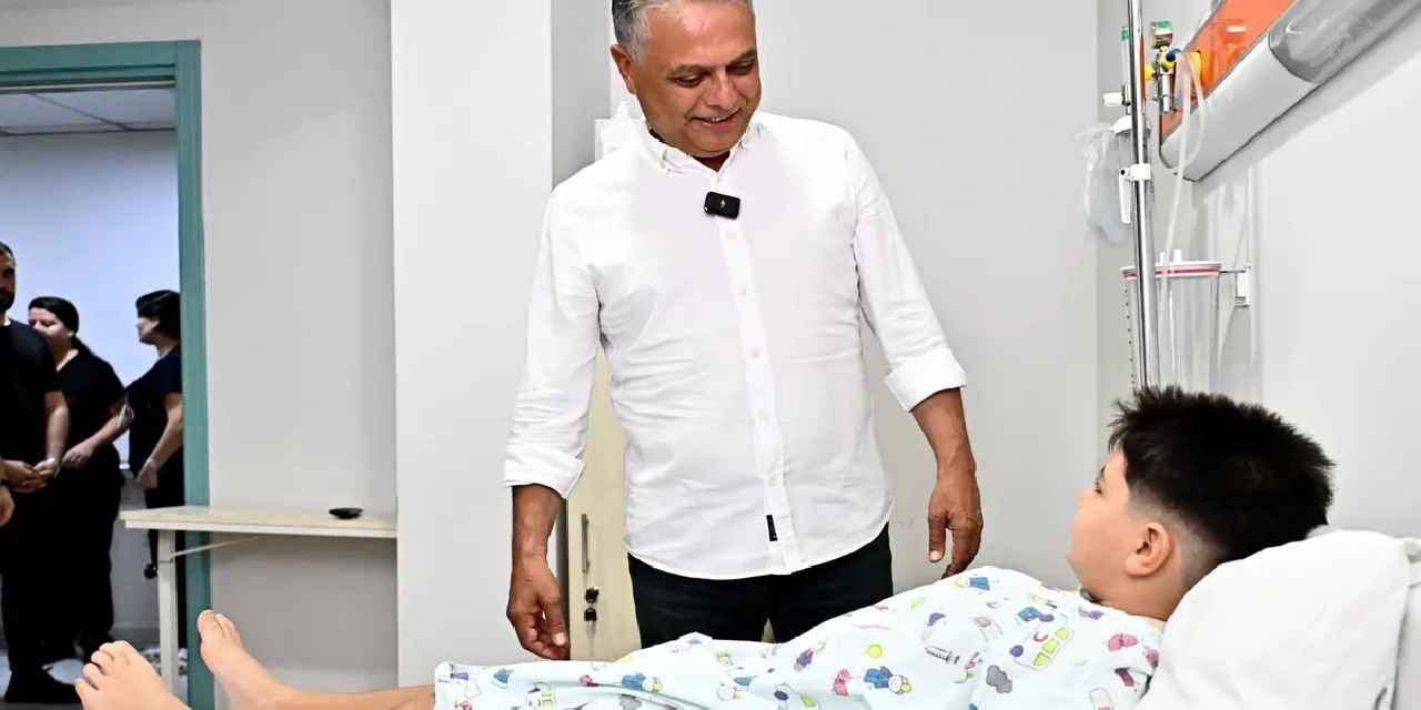 Antalya'da Başkan Uysal’dan sünnet olan çocuklara ziyaret