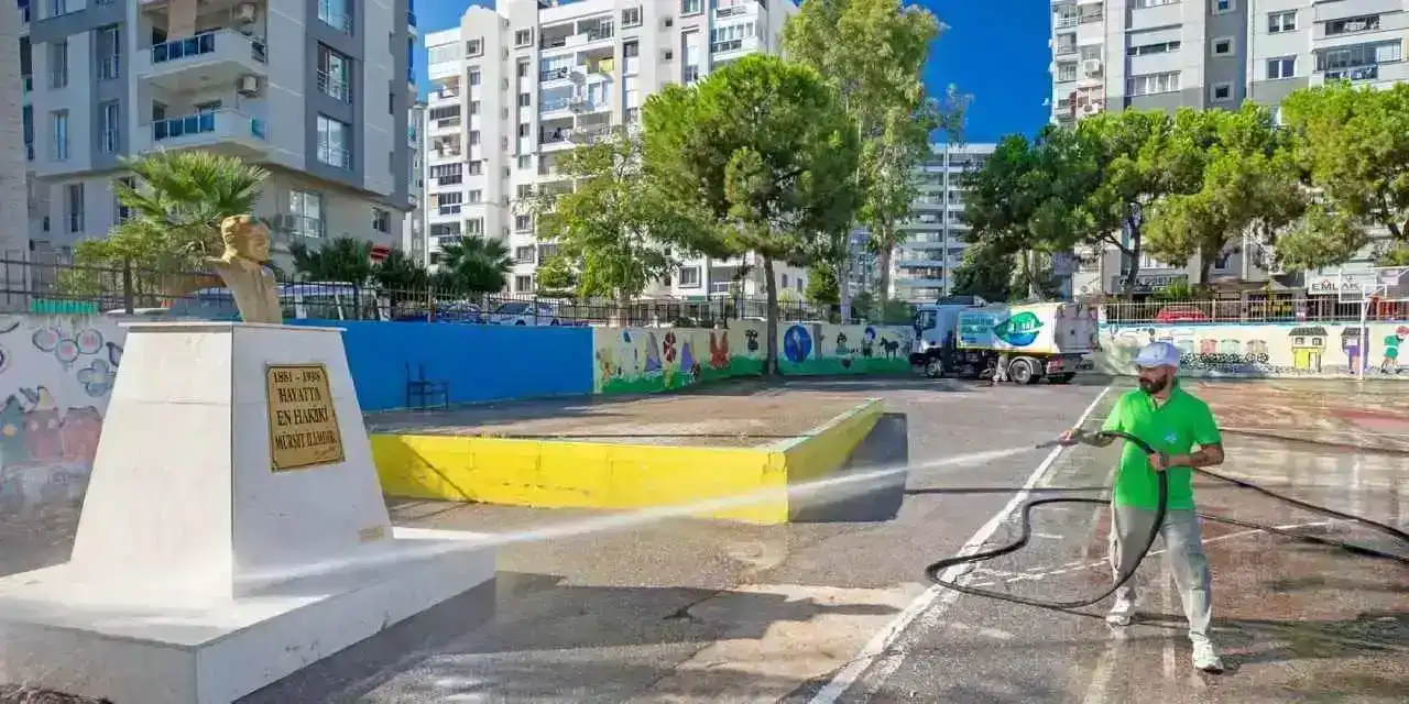 Narlıdere'de okul bahçelerinde temizlik