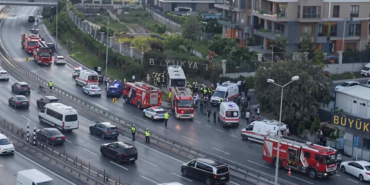 İETT otobüsü duvara çarptı! 2 ölü, 16 yaralı!
