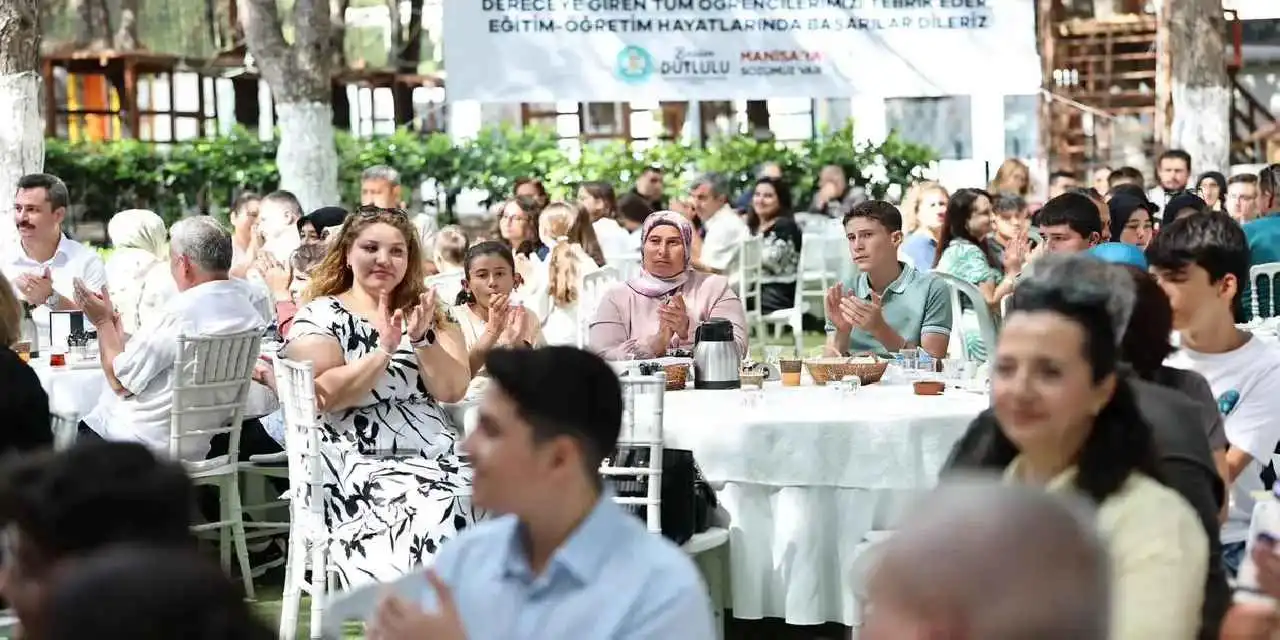Manisa'da MABEM’li öğrenciler LGS başarılarını aileleriyle kutladı