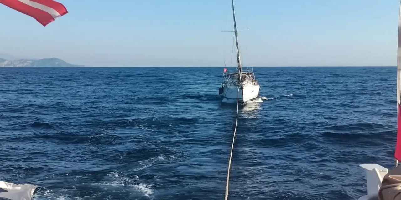 Fethiye açıklarında sürüklenen teknedeki 5 kişi kurtarıldı