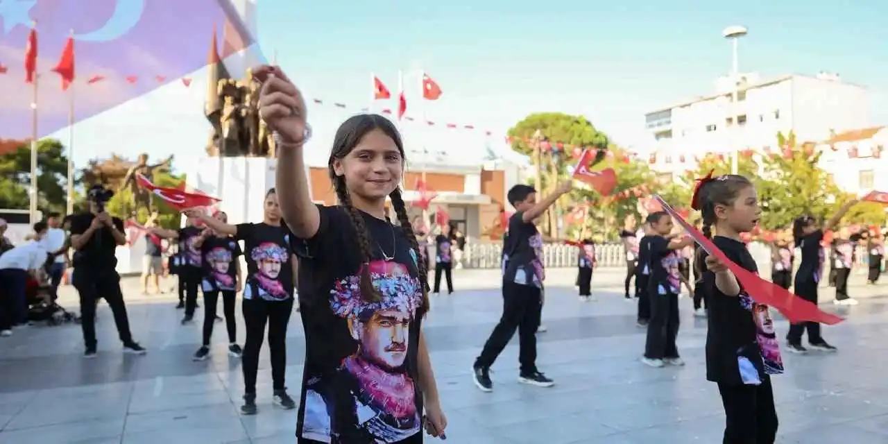 Zafer Bayramı Manisalı çocukların neşesiyle kutlandı