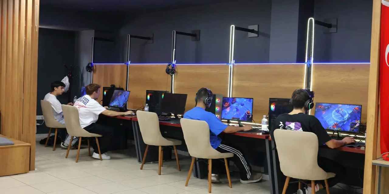 Ankara Keçiören'de gençler 'espor'la buluştu