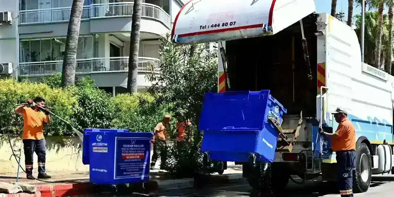 Antalya Muratpaşa'da konteynerler temizleniyor