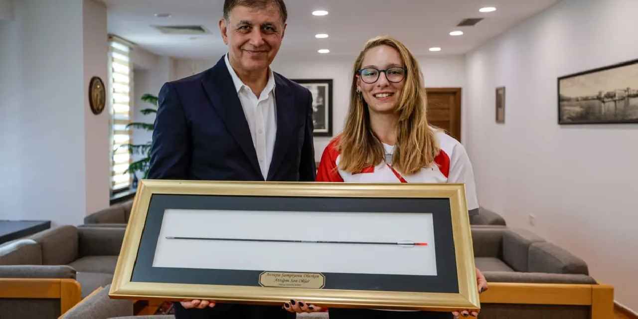 İzmir'de şampiyon okçu Dünya Yenihayat’tan Başkan Tugay'a ziyaret