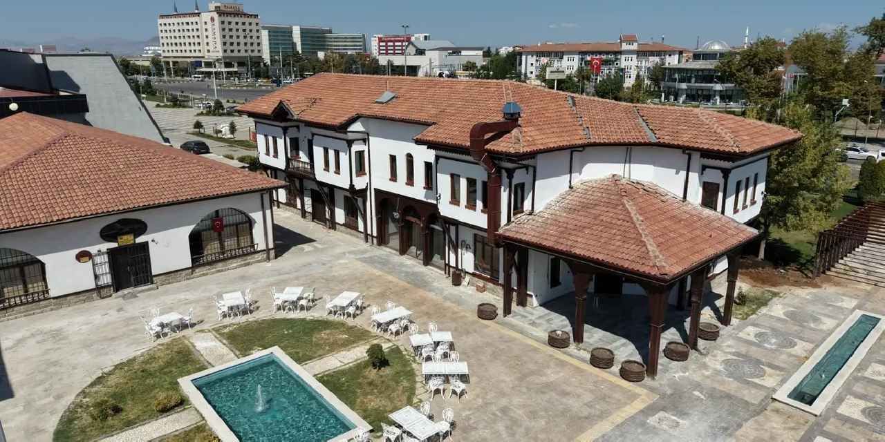 Malatya’da kerpiç evler “Bi’Mekan” olarak yeniden hayat buluyor