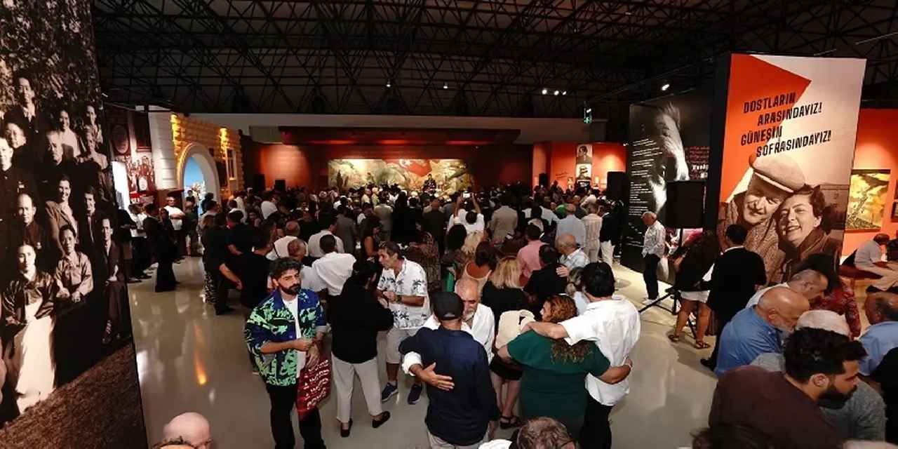 Nazım Hikmet'in Romantika Sergisi İzmir'de açıldı