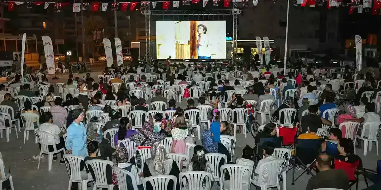 Mersin Tarsus’ta açık hava sinema keyfi