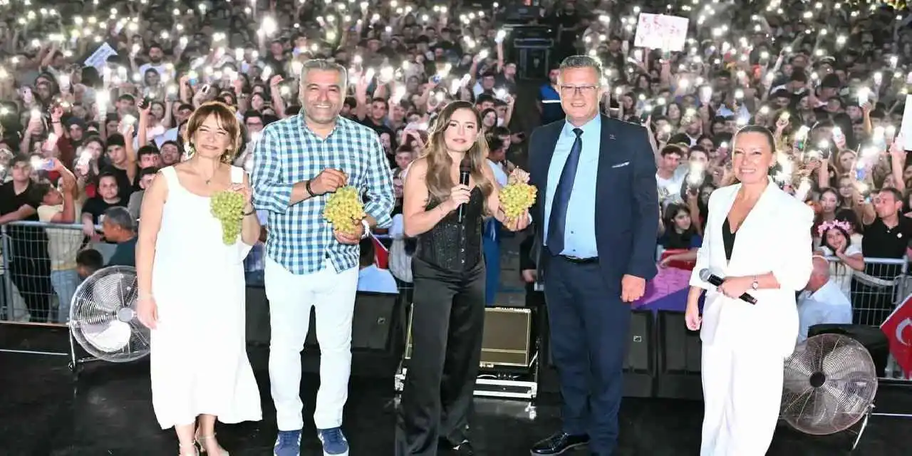 Manisa'da Alaşehir’in kurtuluşunda Merve Özbey coşkusu
