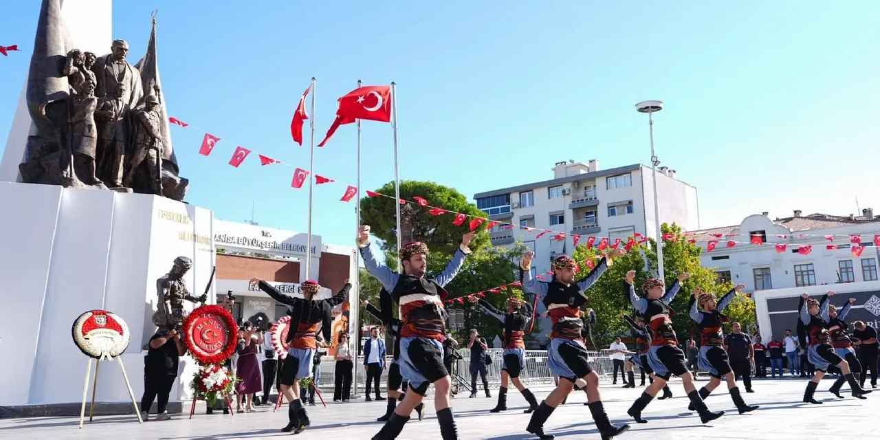 Manisa’nın kurtuluşunun 104’üncü yılı törenle kutlandı