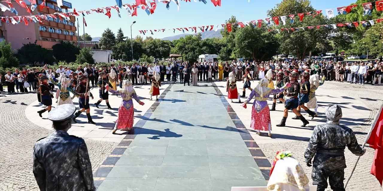 Efes Selçuk’un kurtuluşunun 104’üncü yılı törenle kutlandı