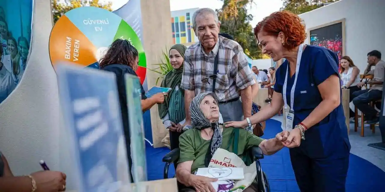 İzmir'de Belediye Sokağı’nın sağlık duraklarına ilgi yoğun