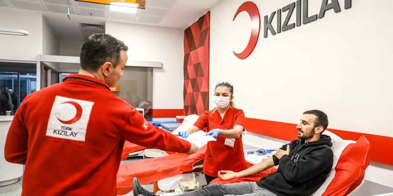 Gönüllü gençlerden örnek kan bağışı