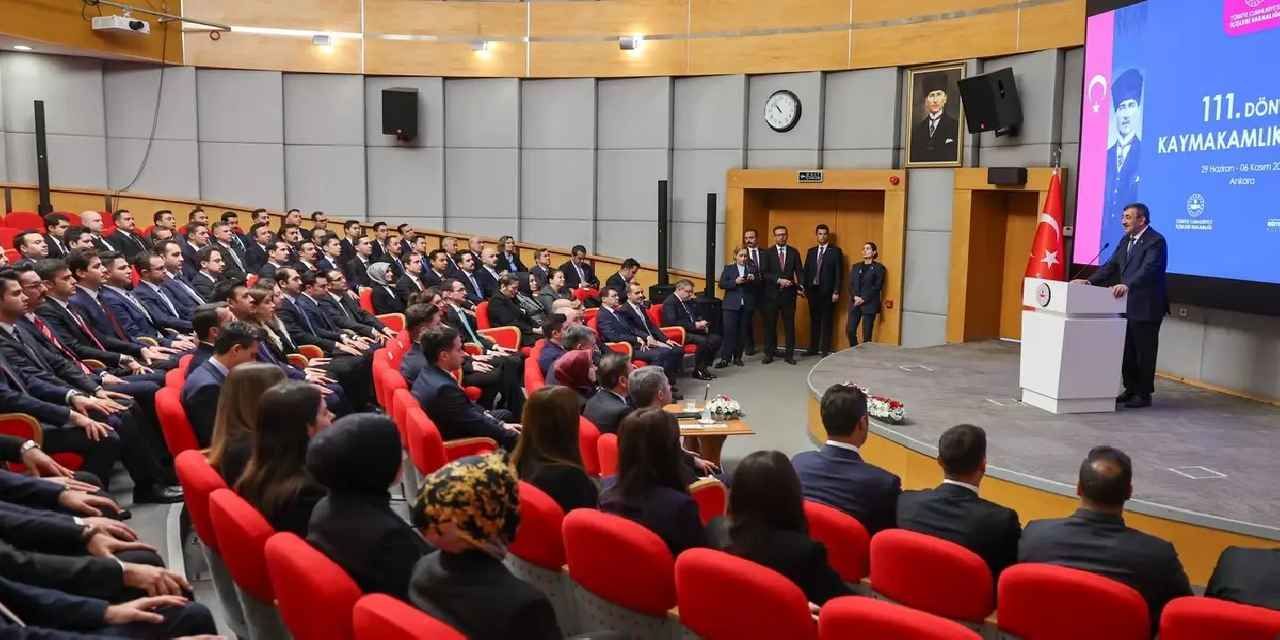 Cumhurbaşkanı Yardımcısı Cevdet Yılmaz, kaymakam adaylarıyla buluştu