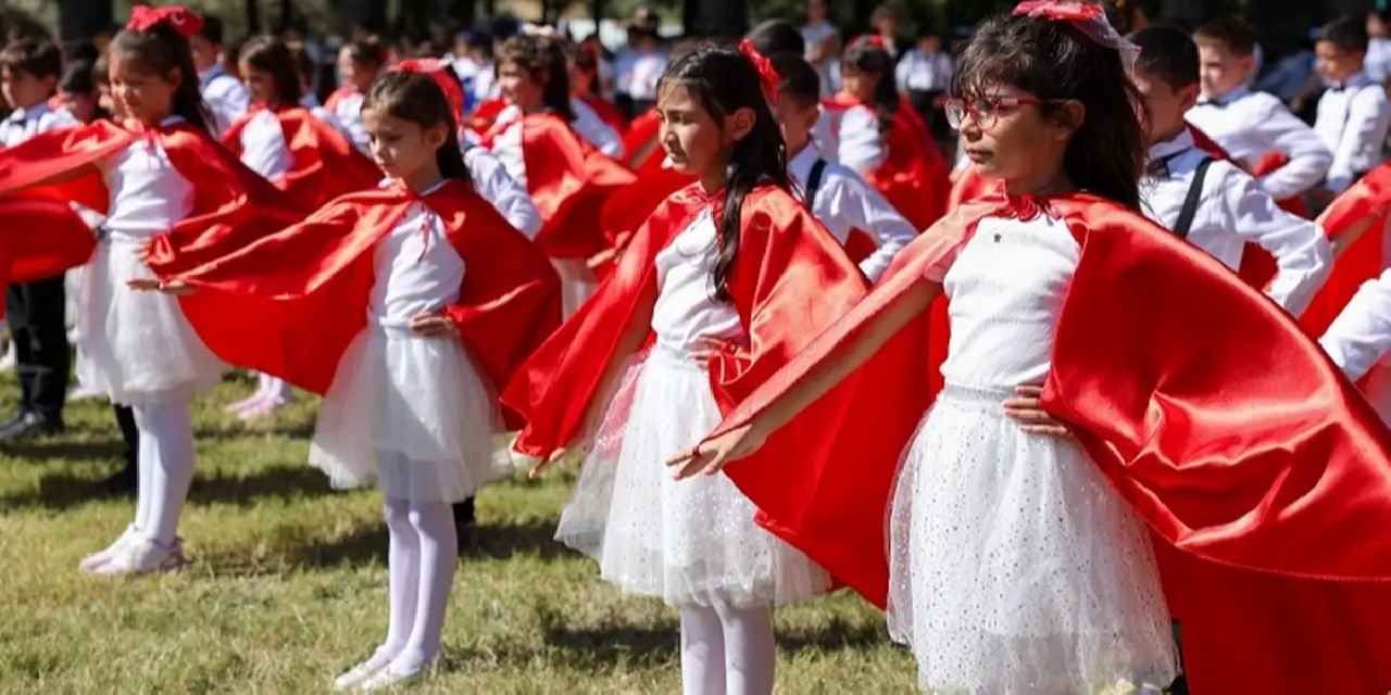 İzmir Aliağa’da eğitim öğretim yılı törenle başladı