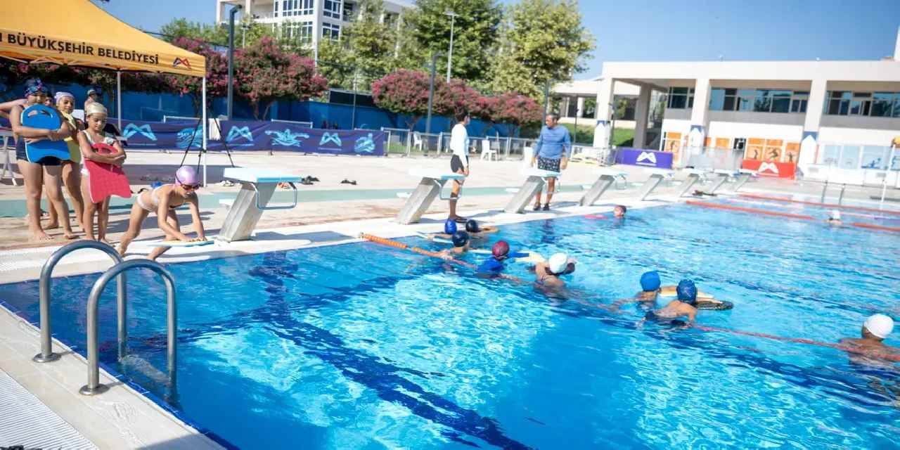 Mersin'de 4 bin 200 kişi yüzme öğrendi