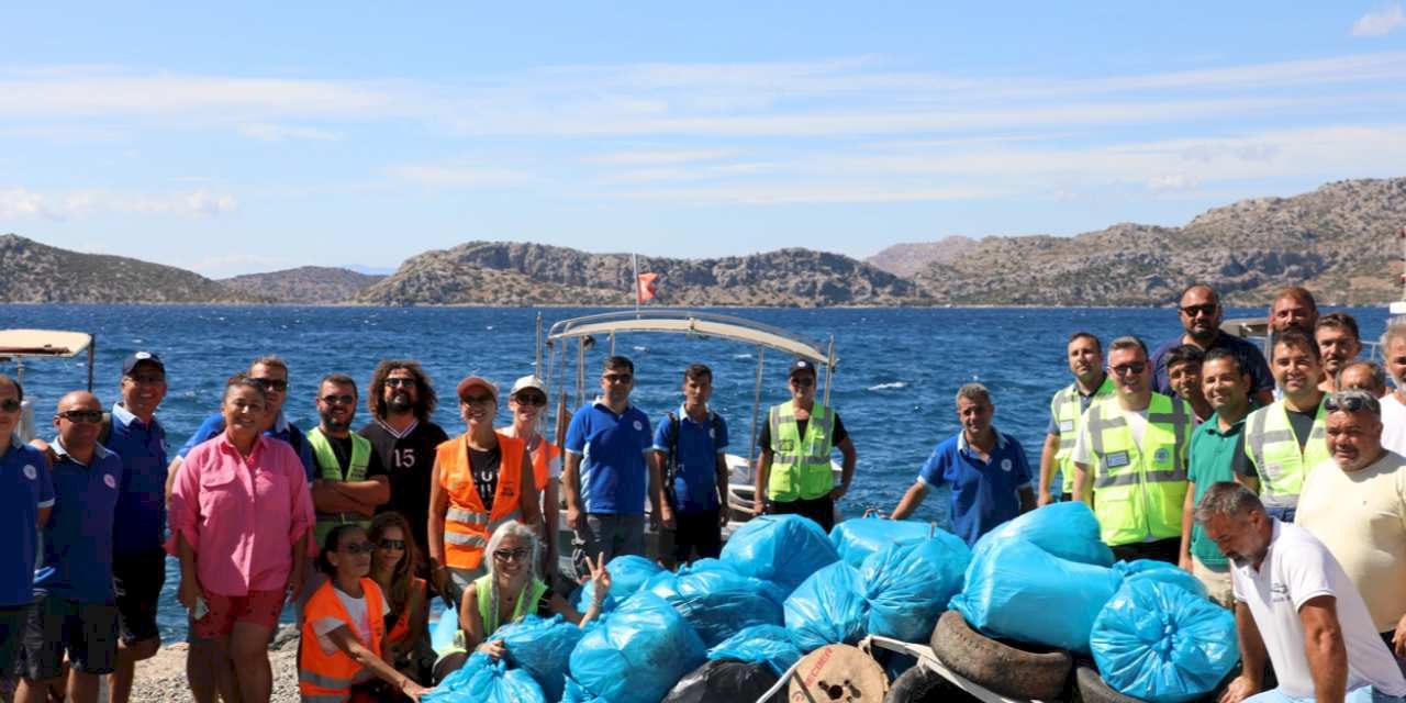 Marmaris kıyılarında plastik atık temizliği yapıldı